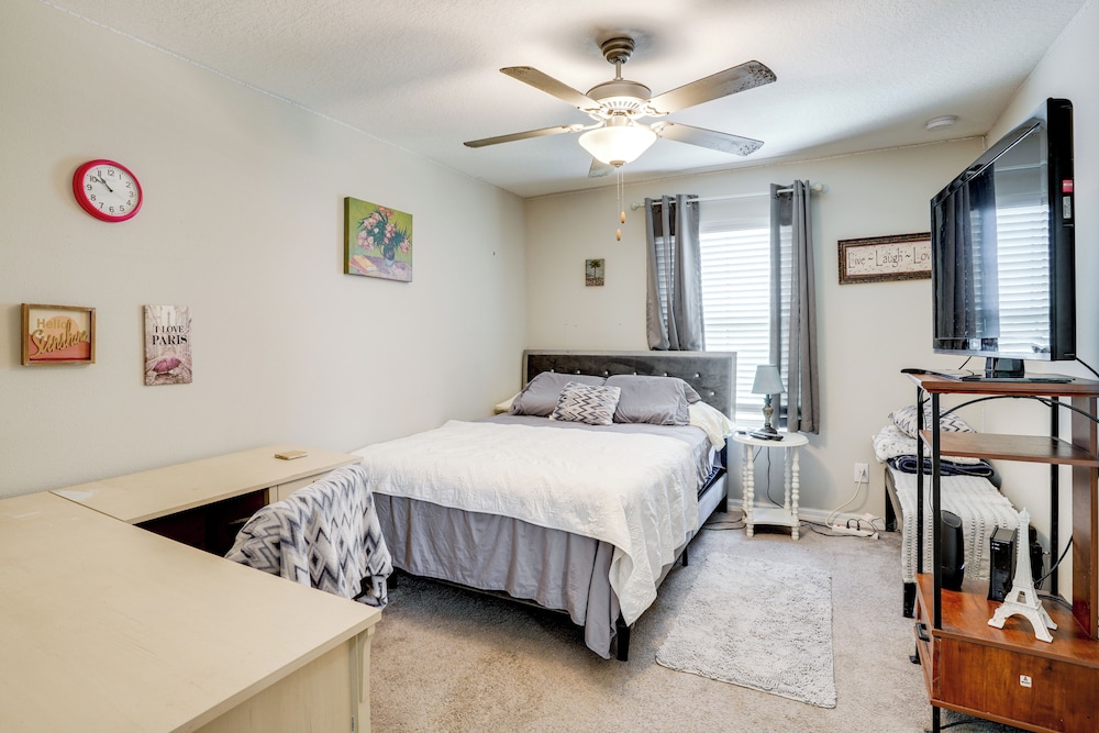 4 Mi to Brandon Exchange: Resort-style Townhome!