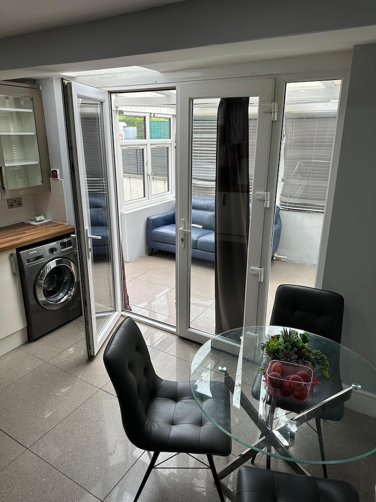 Cozy Manchester House - Stay With Host Onsite