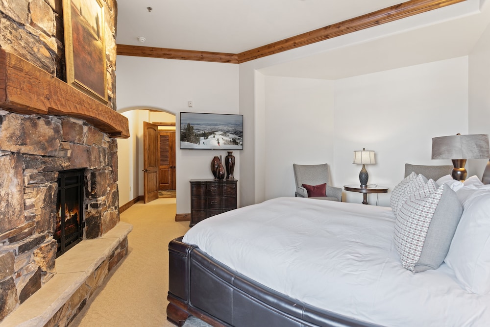 Grand Lodge - Three Bedroom #201 - Ski-in/ski-out 3 Condo