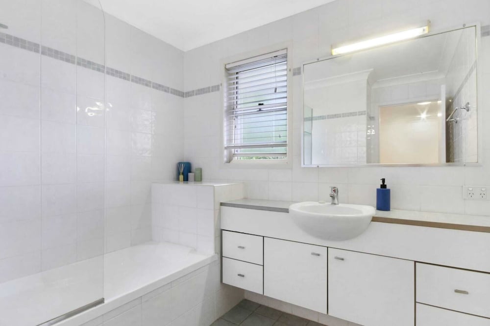 Spacious Inner South Townhouse Apartment Near to the CBD view 2