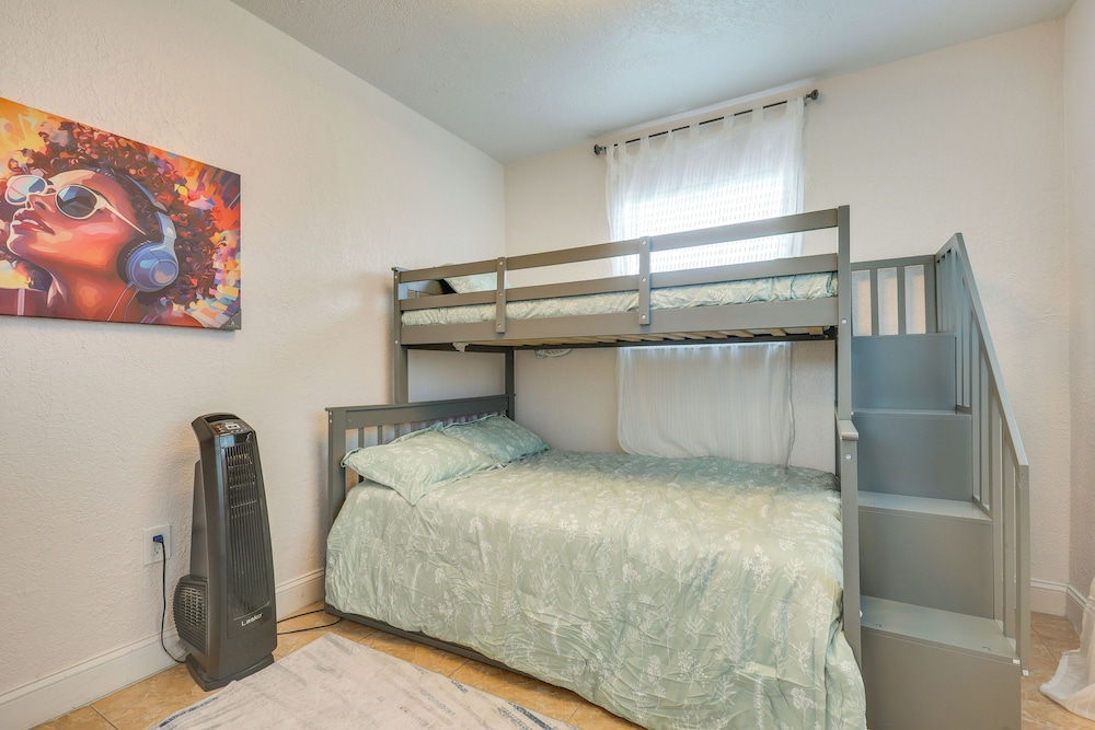 2 Mi to Hard Rock Stadium: Home w/ Spacious Yard