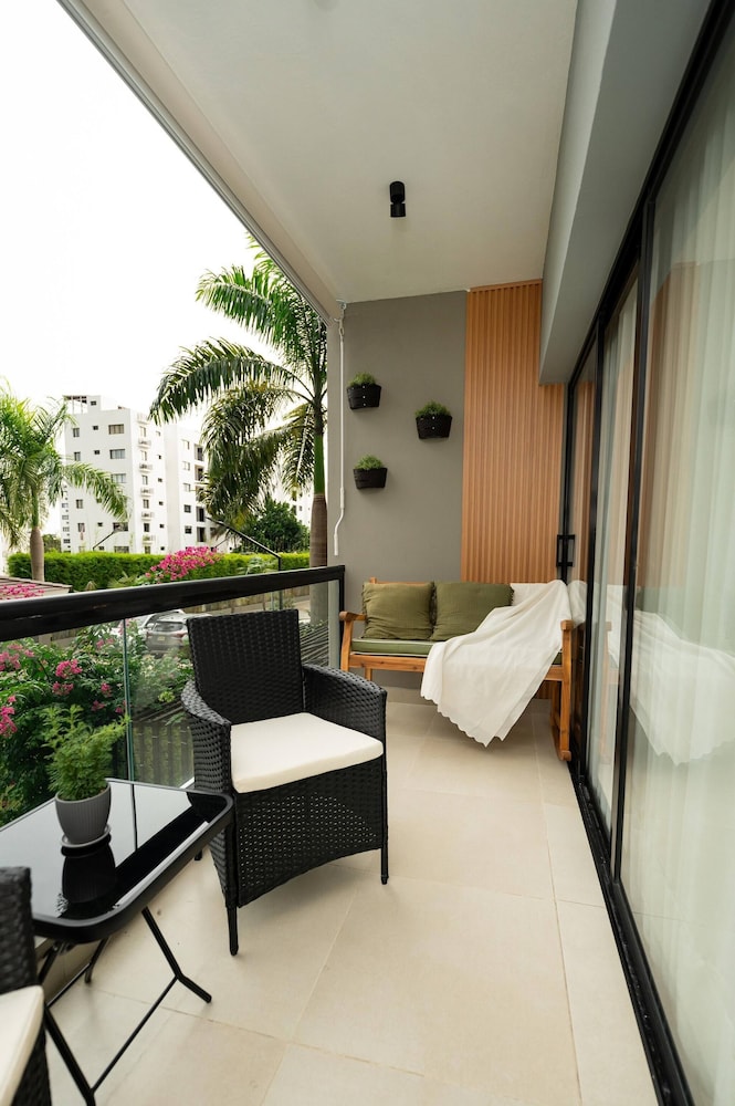 Dream Stay - Pool & Gym - 10min Airport & Homs