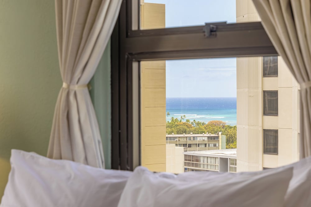 Waikiki Banyan Condo w/ King Bed & Parking, Near Beach