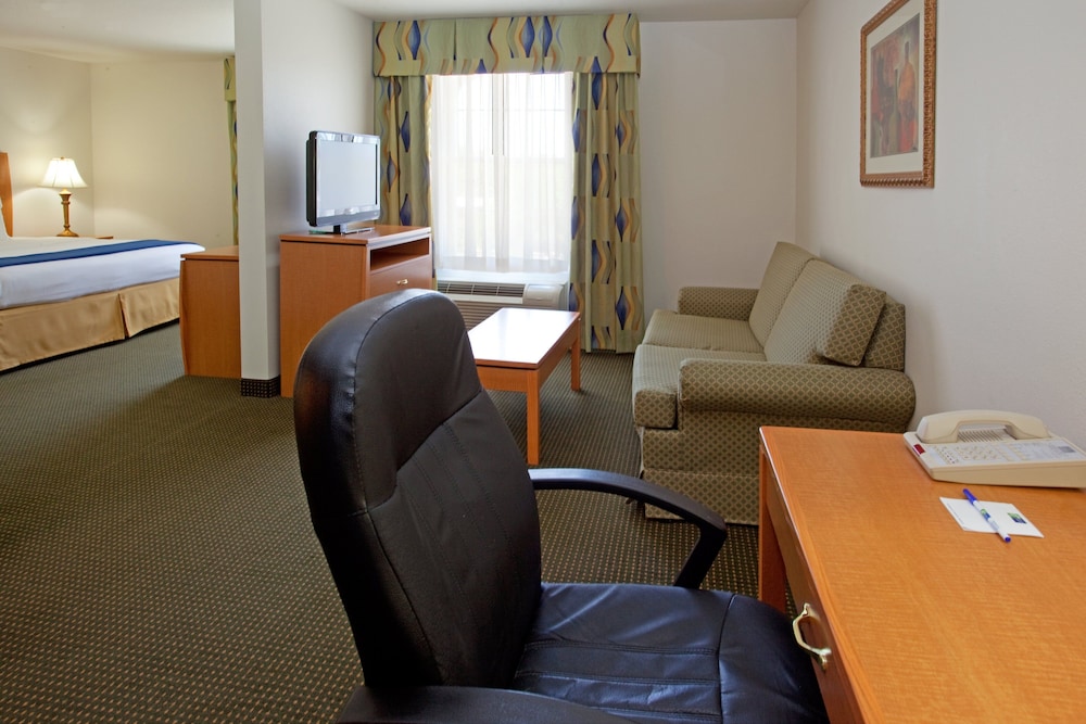 Holiday Inn Express Hotel & Suites Columbus by IHG view 2