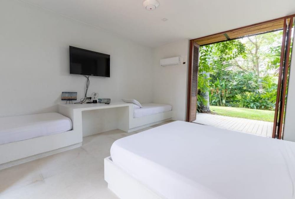 w Amazing 4BR Villa w Pool at Mesa de Yeguas