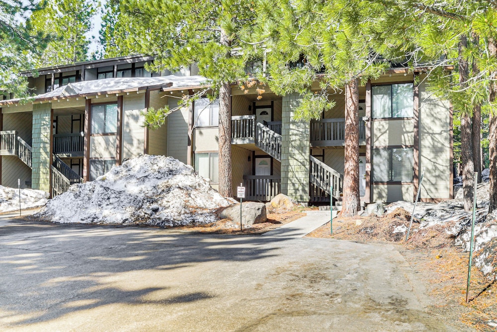 Walk to Shops & Eats: Mammoth Lakes Condo w/ Pool