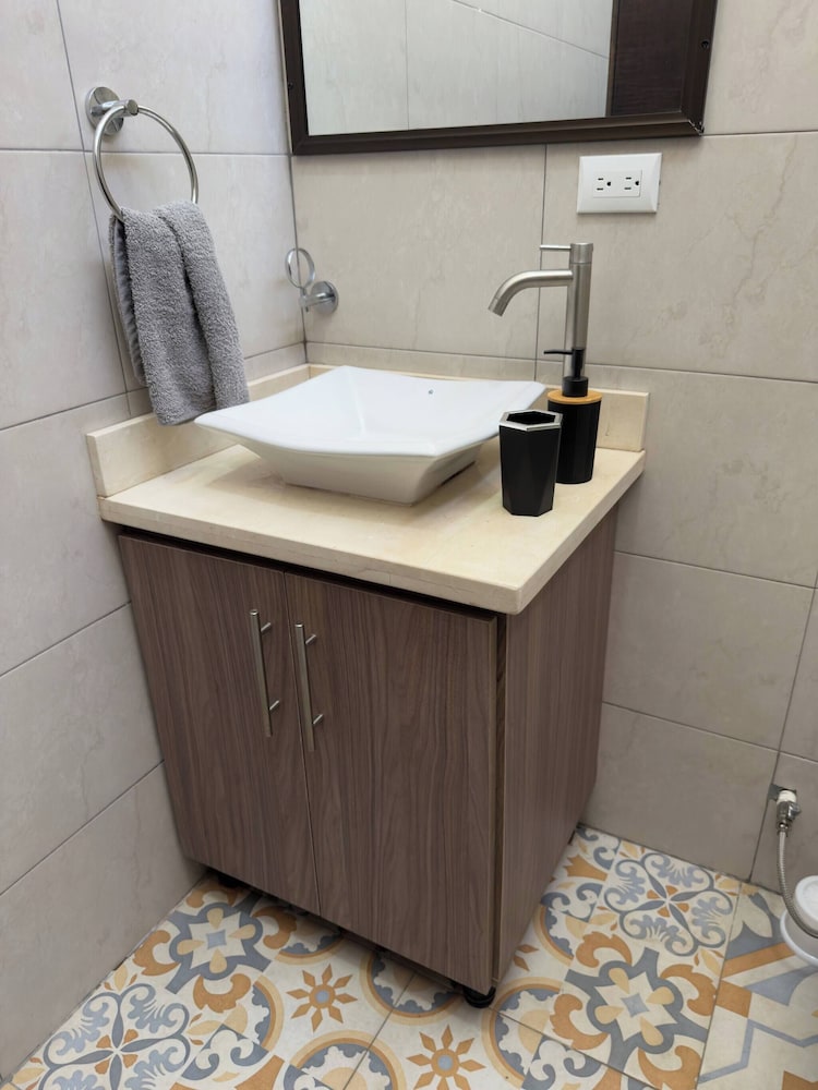 Fully Equipped 3 Beds 2 Cars 20-min Airport
