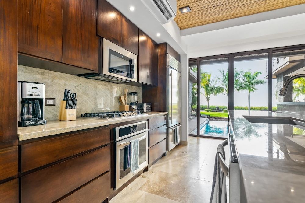 Beachfront Villa - Sunsets and Daily Maid Service