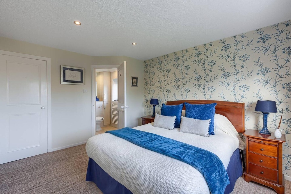 Tasteful top Floor Apartment Next to Gleneagles view 5