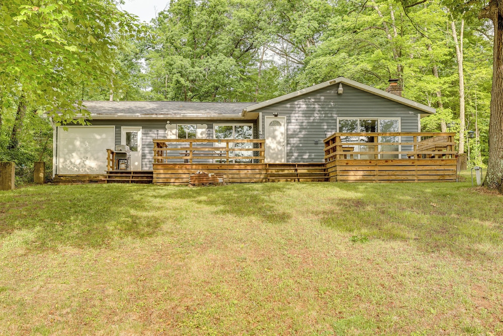 Lakefront Home w/ Deck: Central Michigan Escape!