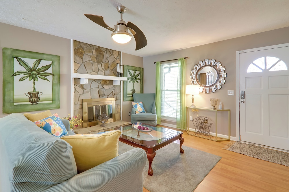 6 Mi to Stone Mtn Park: The Forrest Home w/ Deck