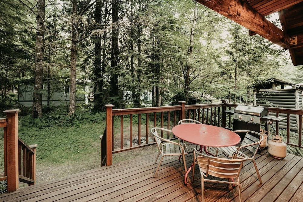 32mbr - Bbq - Pets Ok - Wood Stove - Sleeps 7 3 Bedroom Home by RedAwning