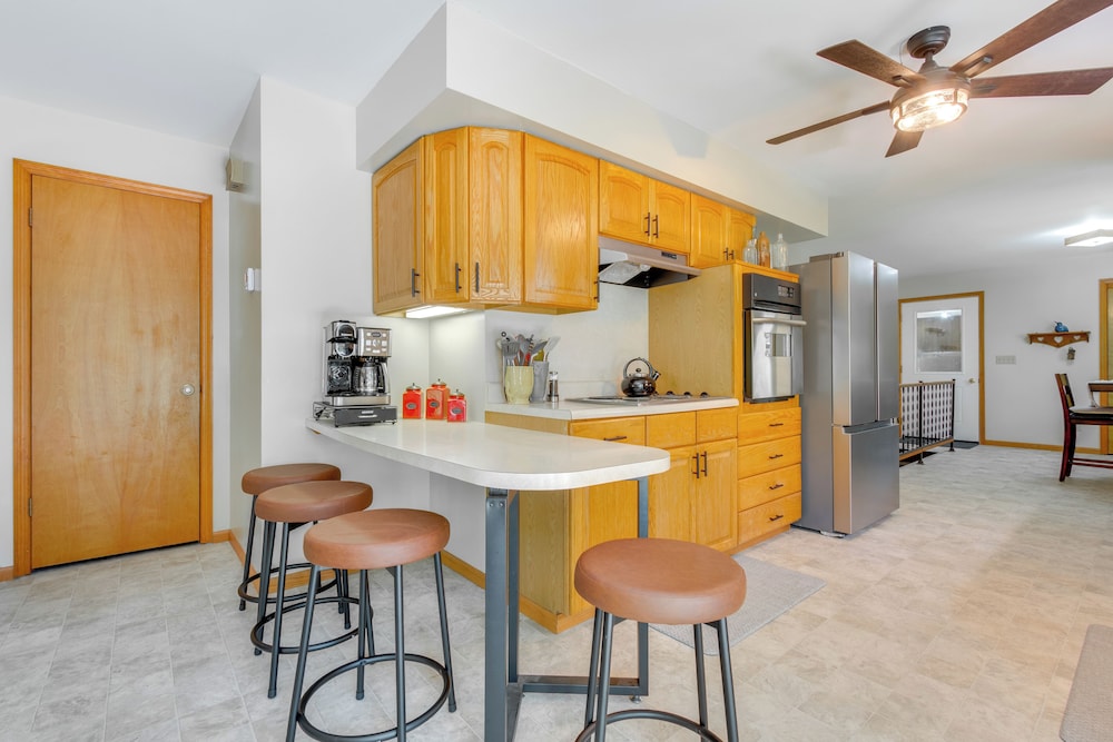 9 Mi to Downtown Rushville: Cozy Getaway w/ Grill