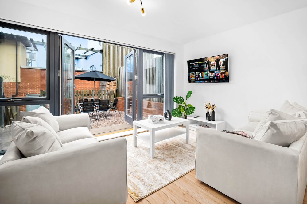 Modern Townhouse Close to Birmingham City Centre