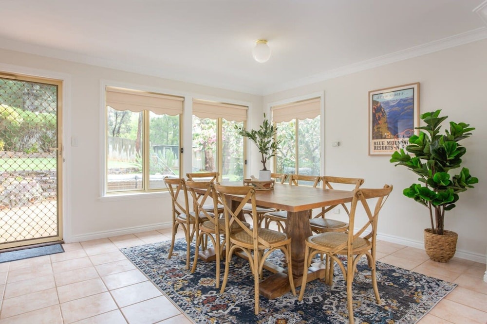 Stunning Katoomba Home With Lush Garden&playground