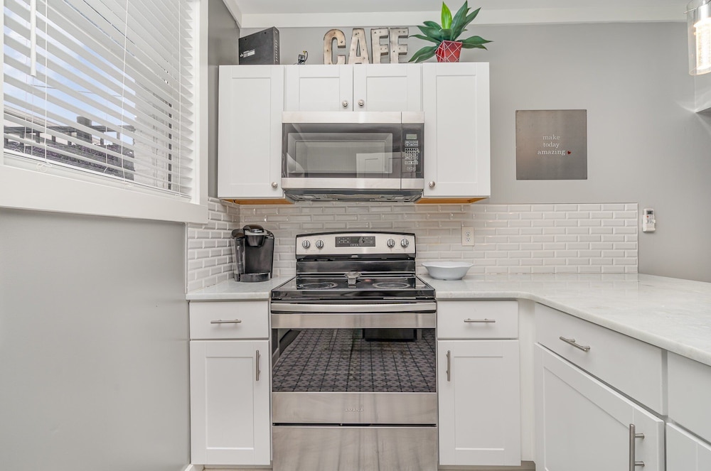 Lucent Pearl - Private Patio - Near Broadway