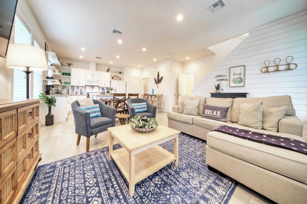Sleeps 20 2 Homes in Mercer Village w/ Pool Heart of Old Town, Walkable