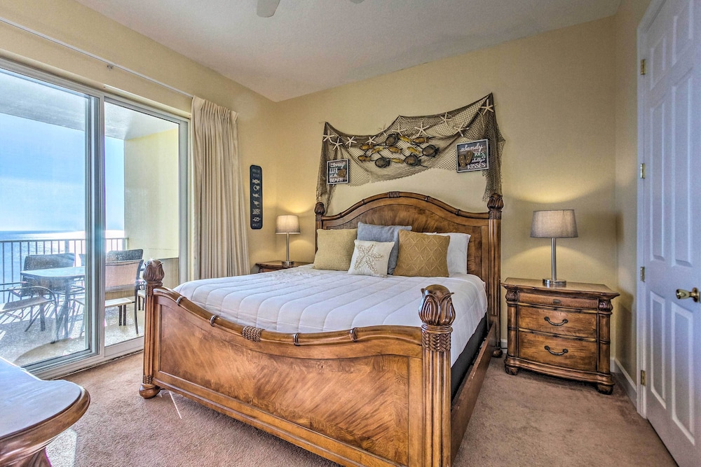 Beachfront Condo w/ Resort Amenities & Ocean Views
