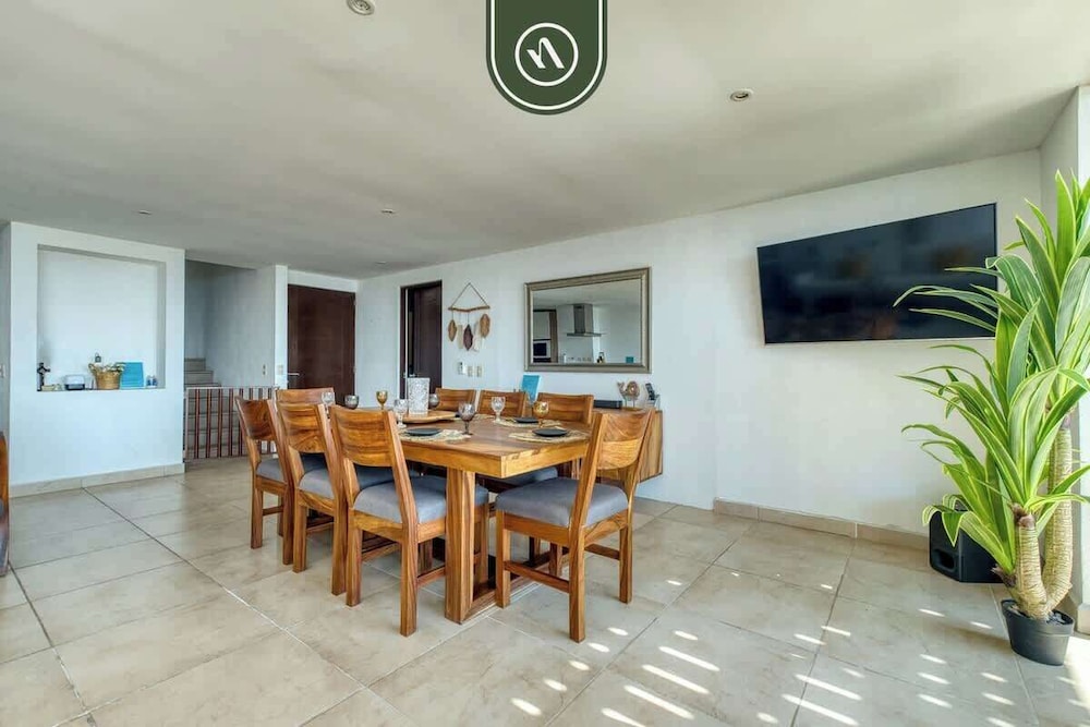 Amazing 3 BR Penthouse With Beachclub