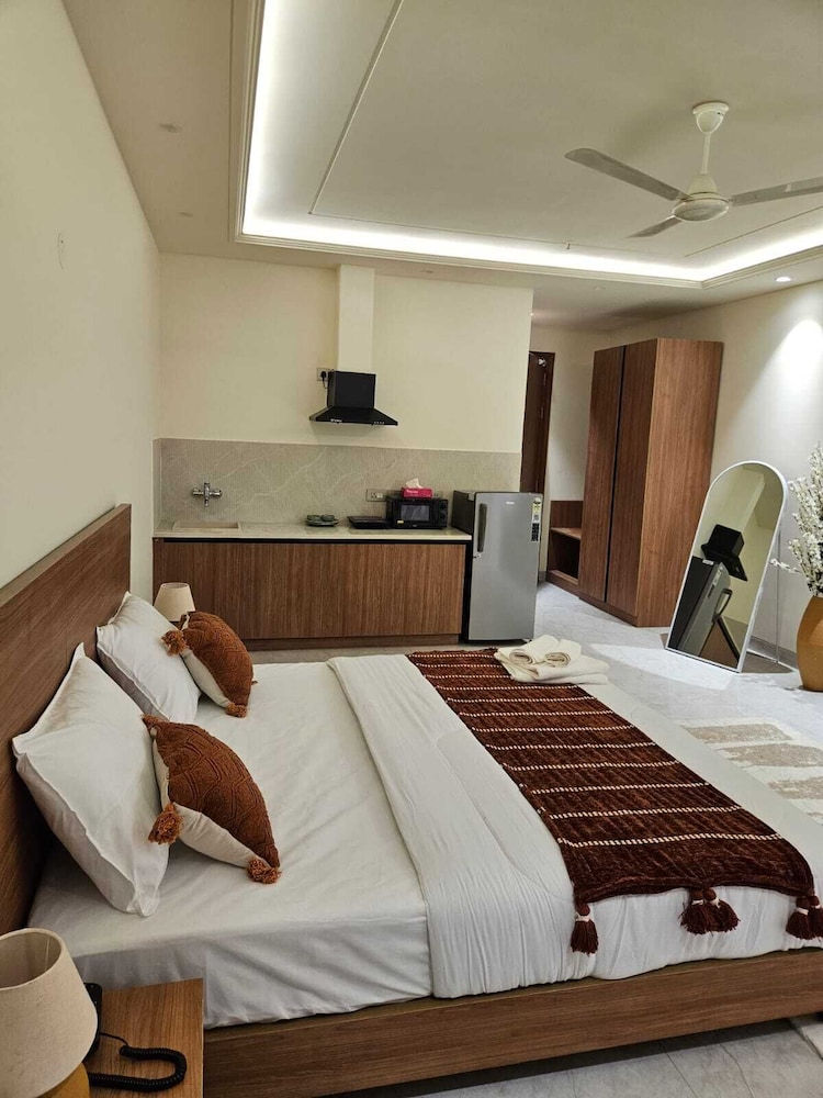 Hotel Dwellr