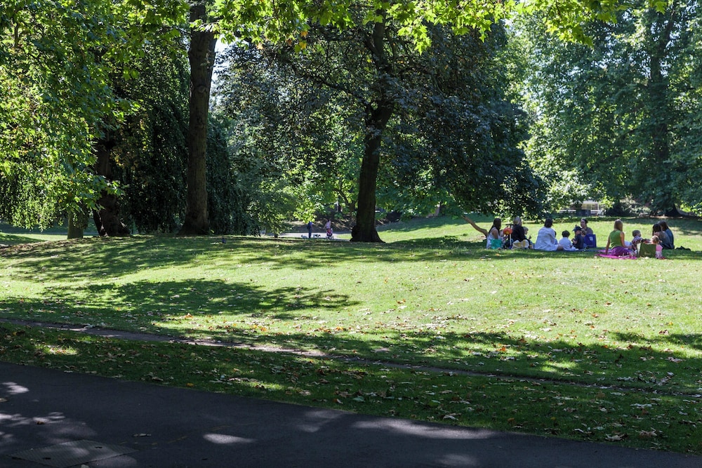 Albert Bridge Road II by Onefinestay