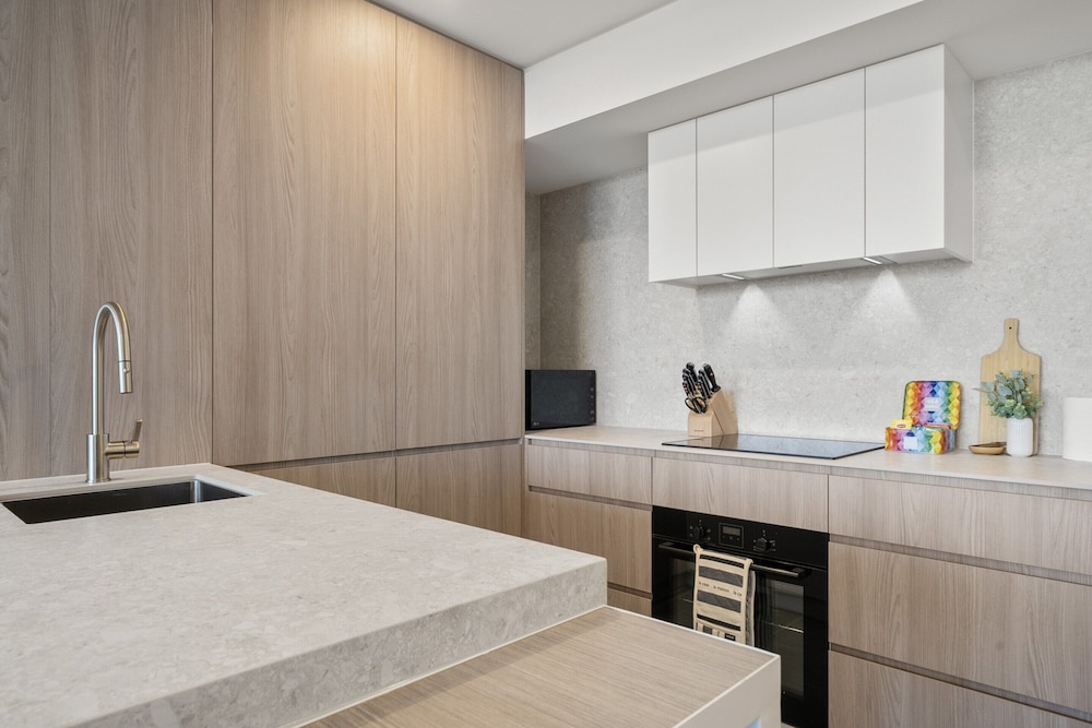 Modern 1-bed Apartment With Views in Fremantle