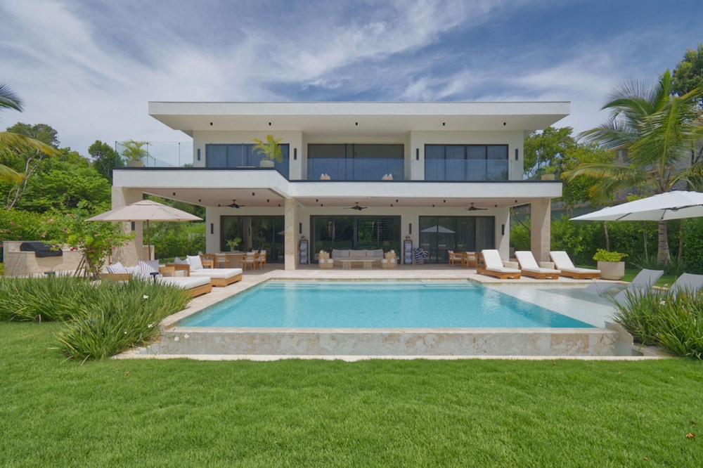 Modern Lake Villa With English Speaking Staff in Golf and Beach Resort