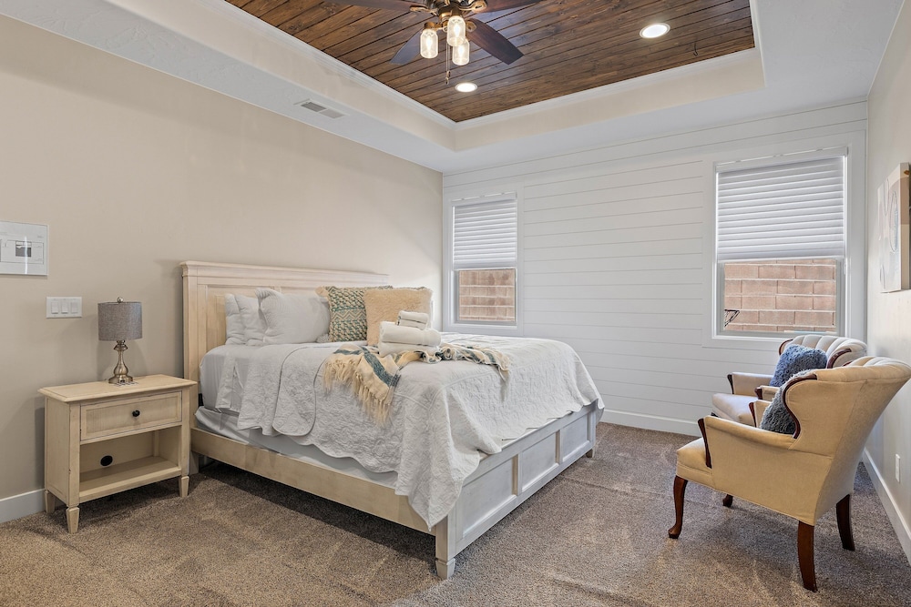 Hurricane Falls Pool, Hot Tub Plus Dog Friendly! 4 Bedroom Home