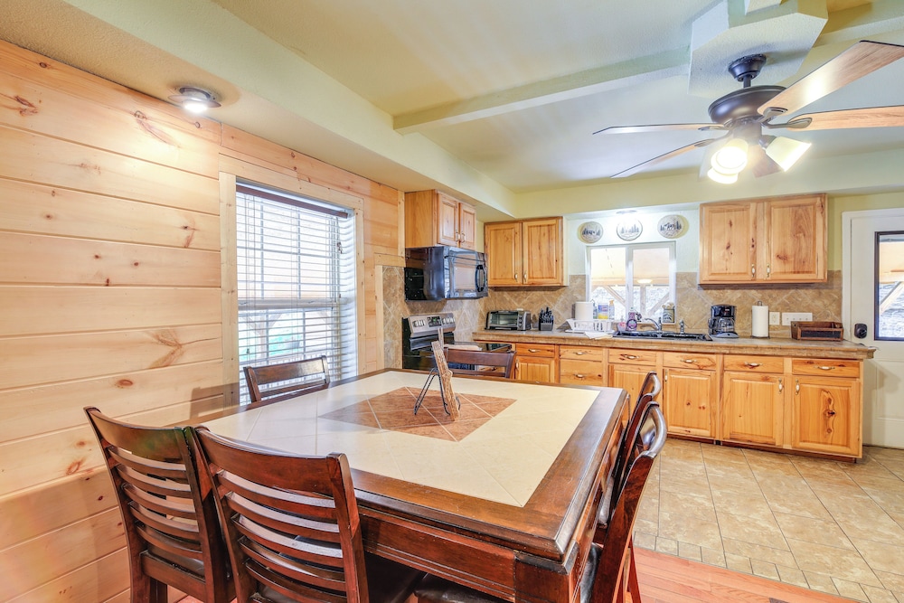 Cabin Close to ATV & Hiking Trails in Delbarton