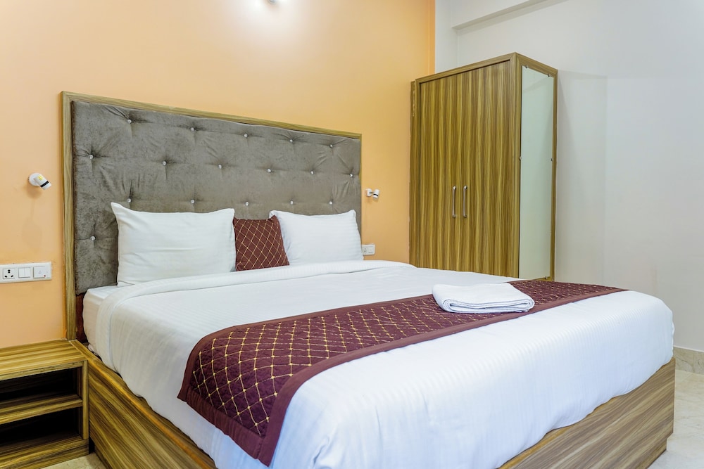 Navneeta Grand Hotel & Banquet Hall