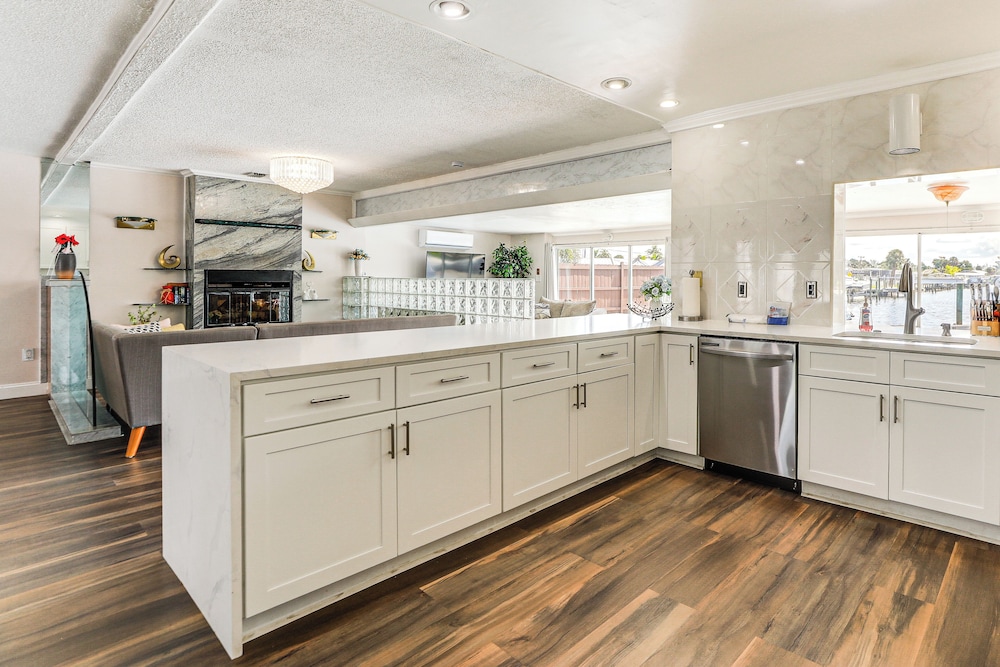 Furnished Sunroom w/ TV! Canal-front Bradenton Gem
