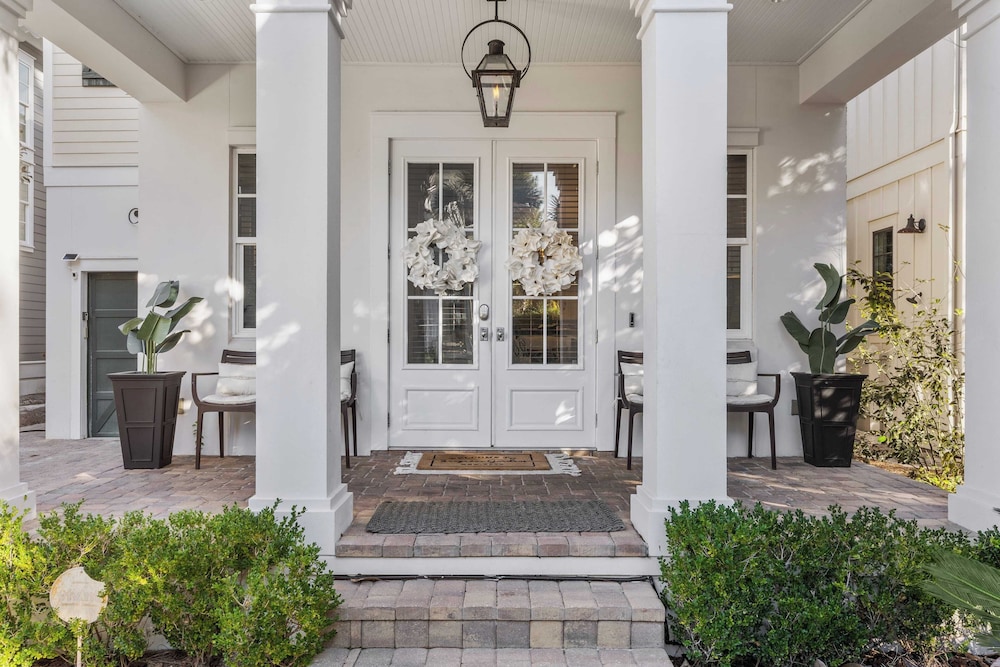 Seagrove Gardens Mins to the Beach, Santa Rosa Retreat w/ Golf Cart, A+ Design