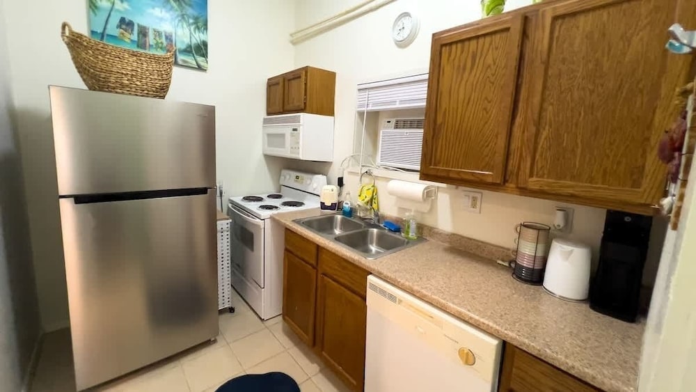 Fun Retro Island Vibe Sleeps 17 Beach 1 Block 4 Bedroom Home