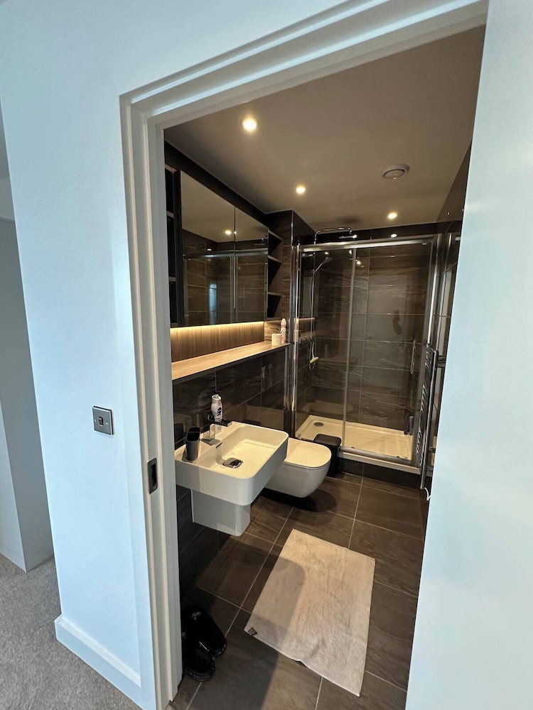 2br-sleeps4-parking-central-cityview