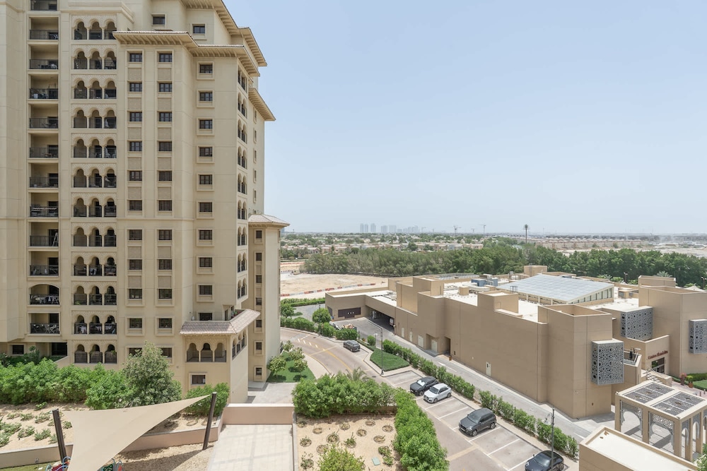 Stylish 1-bedroom Retreat With Pool in Vibrant Jumeirah Golf Estates