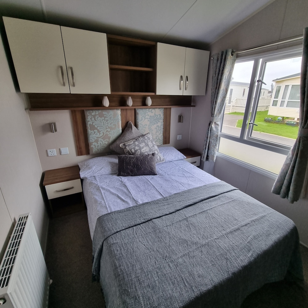 Immaculate 8-bed Cabin in Tattershall Lake view 5