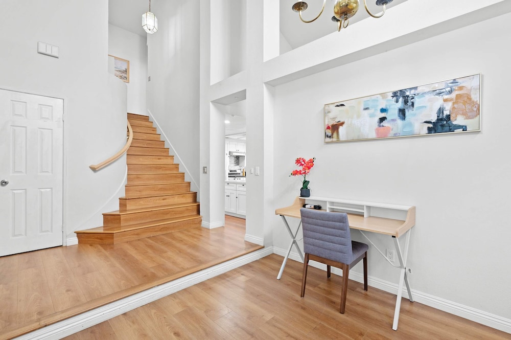 Spacious Retreat Near Iconic LA Sights