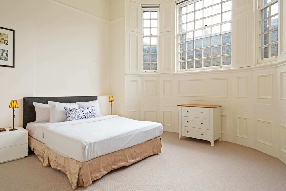 Bright 2 Bedroom Apartment in South Kensington
