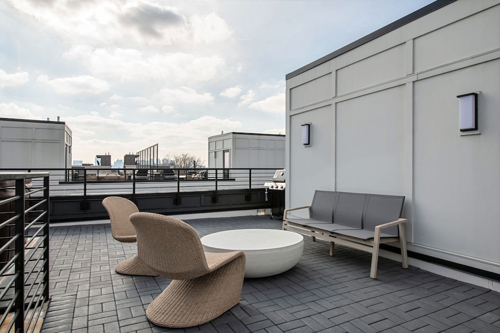 Rooftop Hot Tub Skyline Views Near Broadway