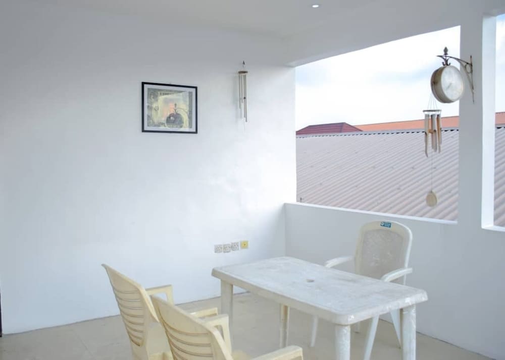 Inviting 2-bed Apartment in Lagos -canal Views view 3
