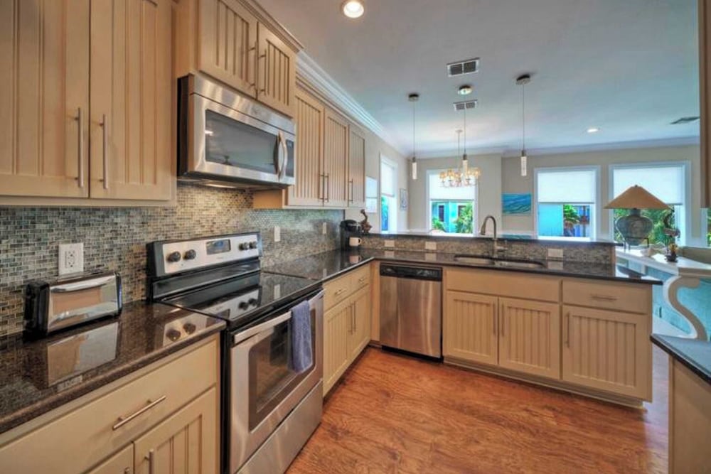 2 Homes in Las Palmeras by Avantstay Sleeps 18, Resort Pool + Private Patio Walk to Town, Golf Cart Zone