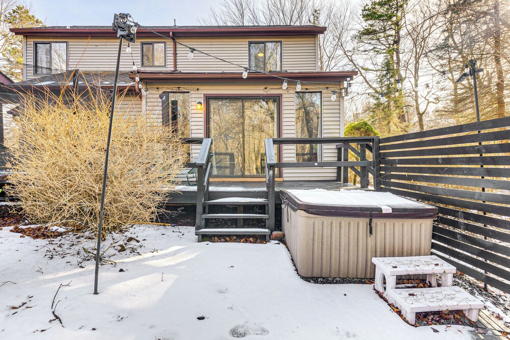 Hot Tub & Game Room: Long Pond Getaway!