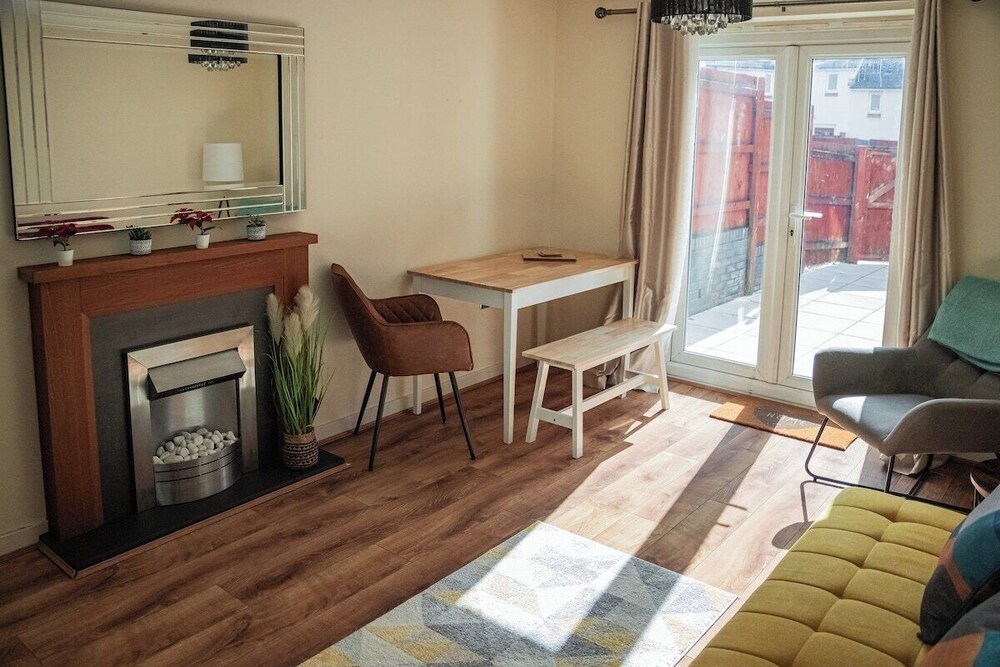 Bright 4-bed Swansea Getaway With Parking