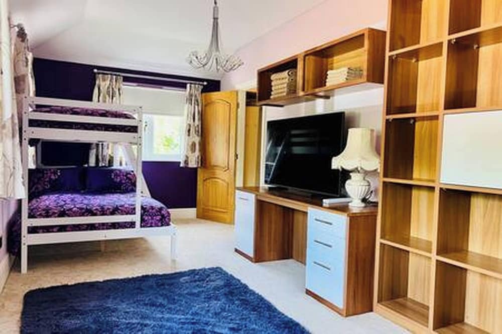 Stratford 4 BR Family Mansion With Pool, Gym & BBQ