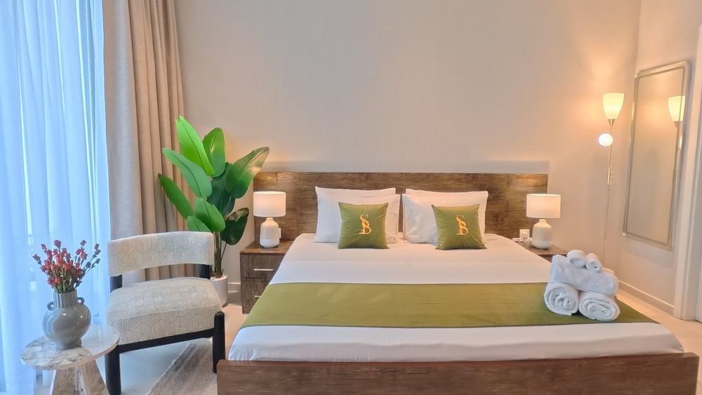 Beverly Boulevard By HMB HOMES