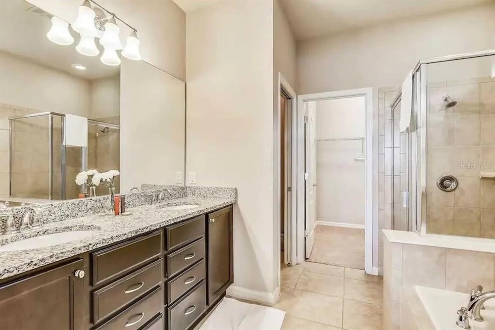 Gorgeous 5Bd w Private Pool Windsor Westside 8893