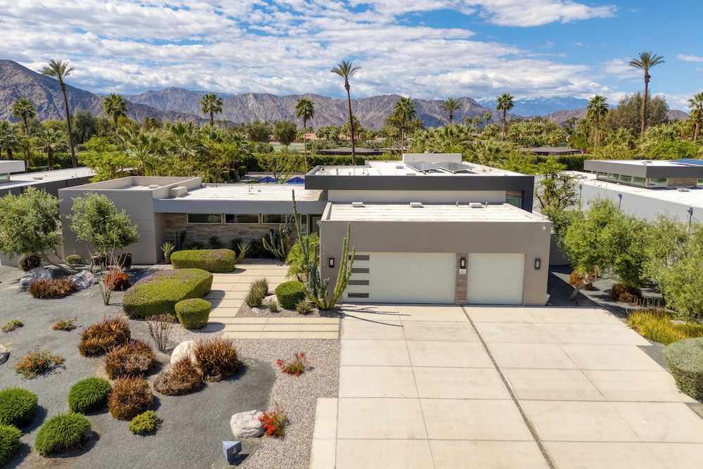 The Polo Villas by AvantStay – Modern Oasis Near Empire Polo Club