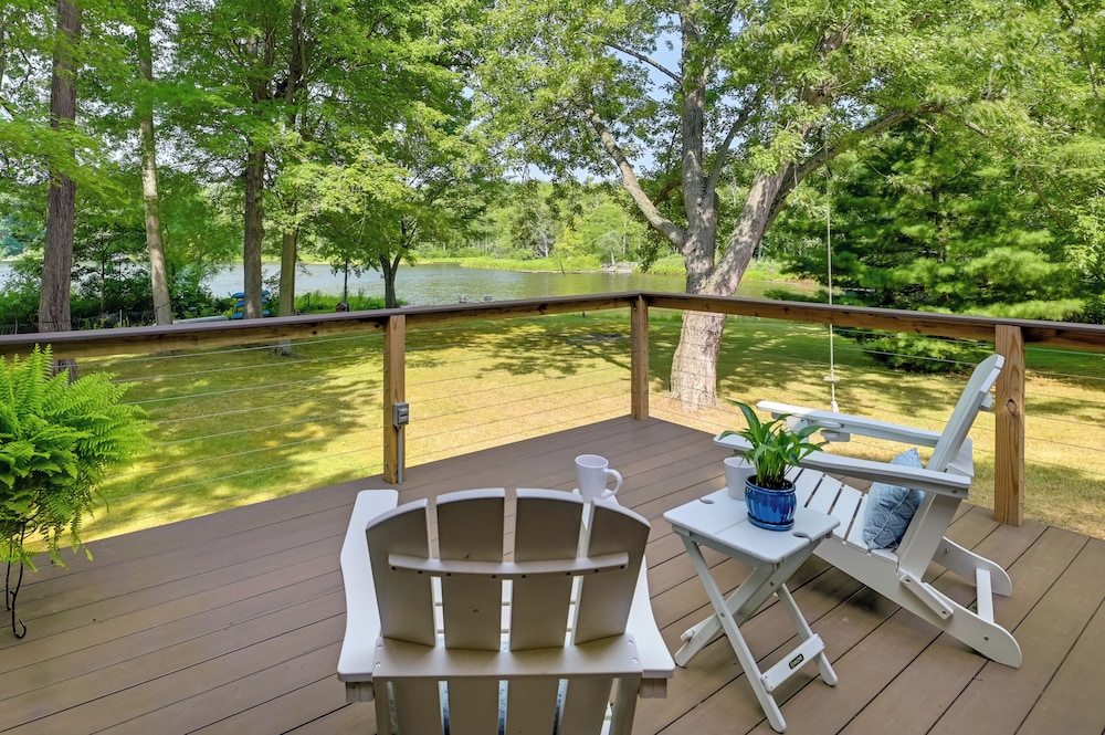 Waterfront Deck! Chic Lower Scott Lake Cottage