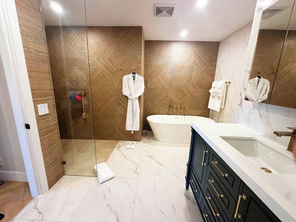 New 5 Bedroom Modern Villa on Golf Course