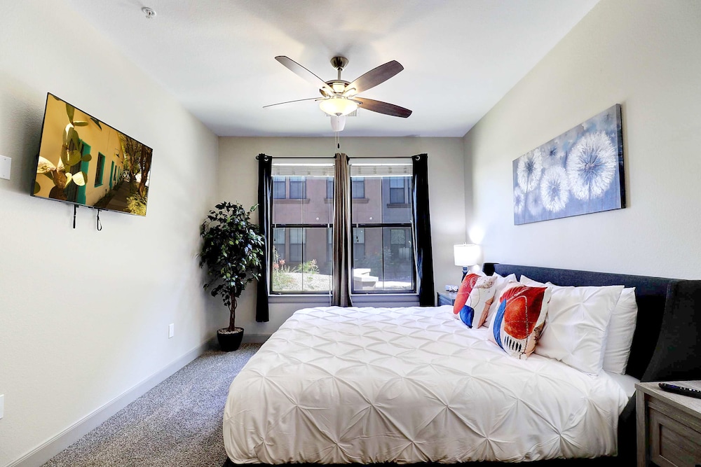 Rooftop Pool with Views-King Beds-Parking 1123 - Property Image 2